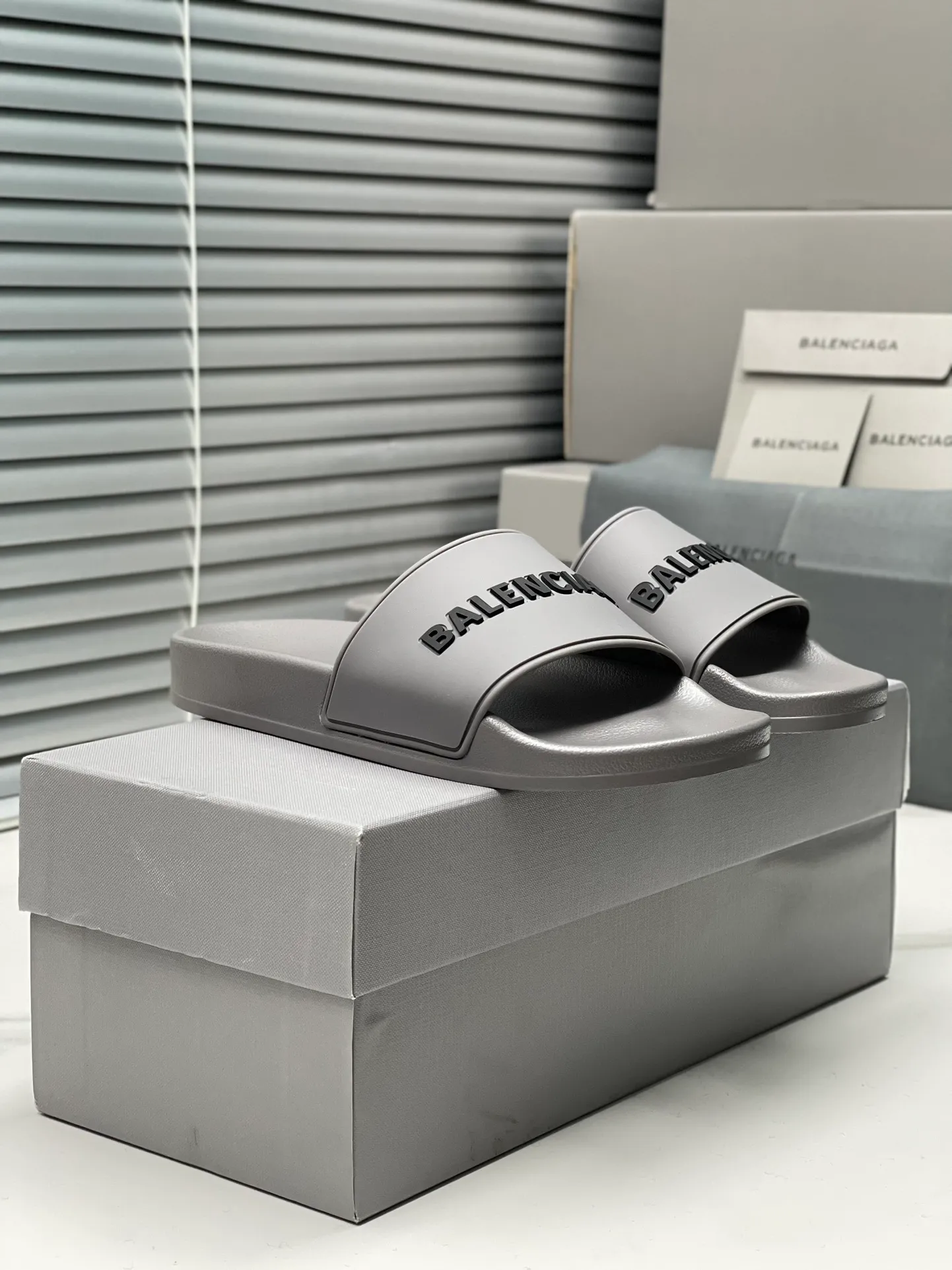 👟👟Ex-factory price 240👟👟 Women's Shoes Women's Clothing Balenciaga 2023 trendy slippers!  Balenciaga Political Campaign Latest Abrasive Development!  A favorite of European and American ladies, celebrities, and Internet celebrity girls. Exquisite uppers are hand-sewn and threaded. They are fluffy and soft, skin-friendly and soft, a must-have for summer. Fashionable but not overly ostentatious. Original natural rubber non-slip and wear-resistant sole. Size 35-40, 39-45 matching counter latest original packaging.